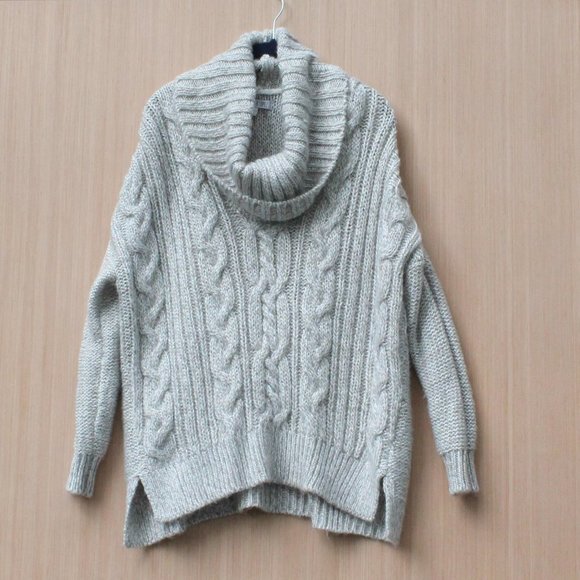 Jennifer Lopez Oversized Grey and White Sweater Size Medium - Picture 1 of 7